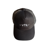 Kšiltovka VTK – detail výšivky a kšiltu