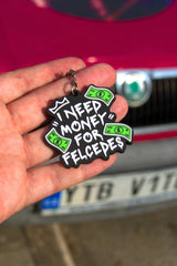 Přívěsek I Need Money for Felcedes – bližší pohled na potisk na dlani