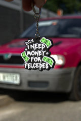 Přívěsek I Need Money for Felcedes – detail zavěšeného přívěsku před autem