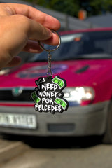 Přívěsek I Need Money for Felcedes s kroužkem před červenou Felicií