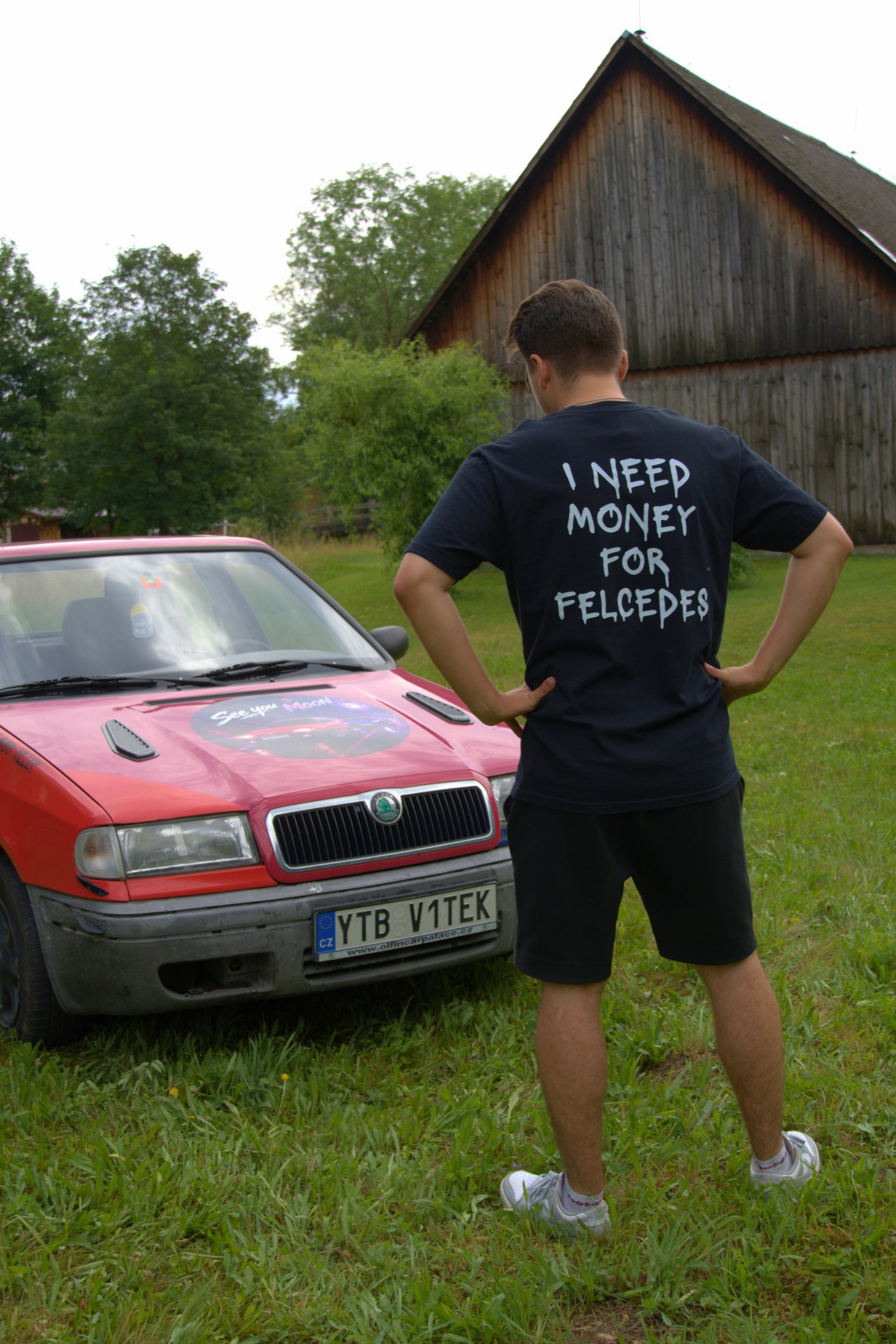 Černé tričko I Need Money for Felcedes – zadní potisk na modelu u červené Felicie