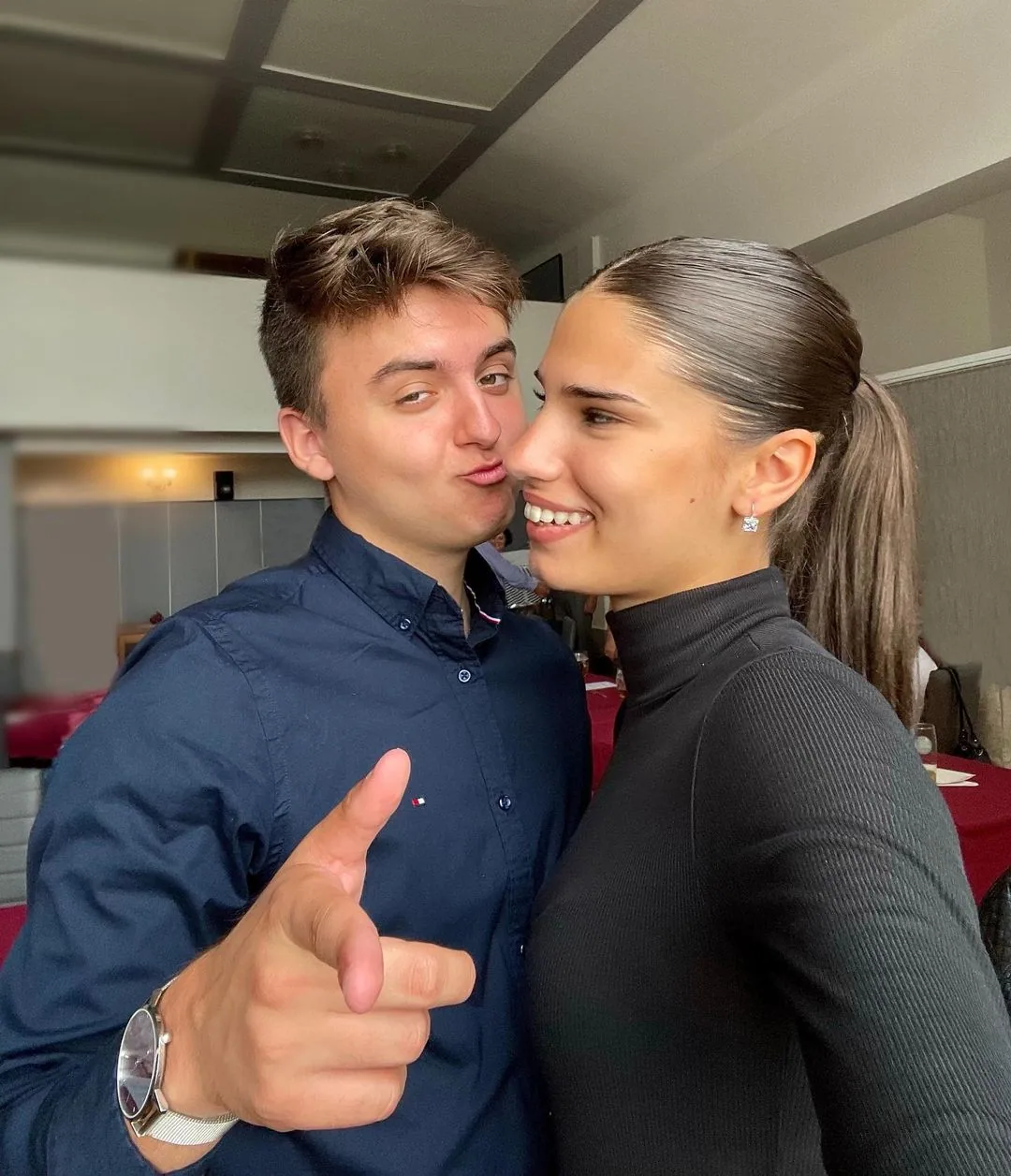 Vítek a Sára společně balí objednávky